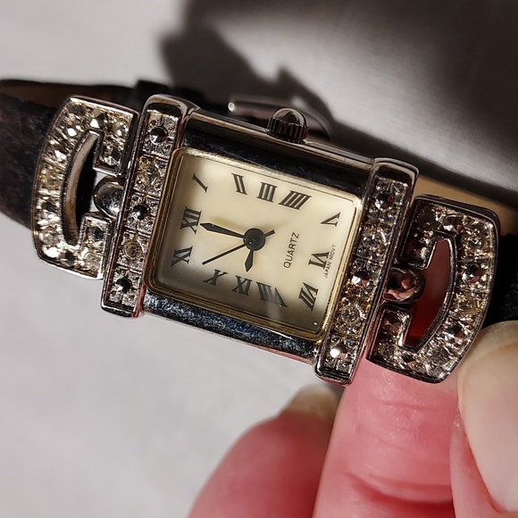 Vintage Avon Marcasite Style Women's Quartz Watch Silver Tone - Picture 3 of 7